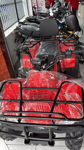 Cuatrimotos ATV y motos nuevas en la tienda Carsa Motos de Chimbote