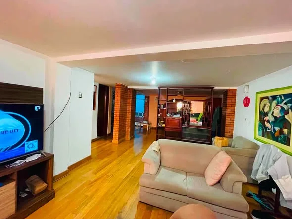 Casa de 3 pisos en venta en la Urb. Santa Cristina, Nuevo Chimbote: fachada, sala, comedor, patio interior y cochera techada