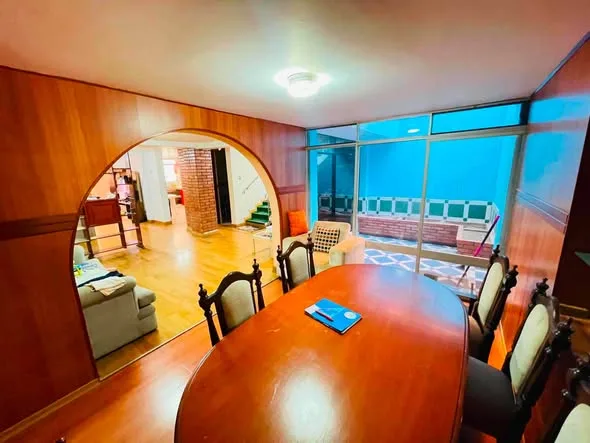 Casa de 3 pisos en venta en la Urb. Santa Cristina, Nuevo Chimbote: fachada, sala, comedor, patio interior y cochera techada