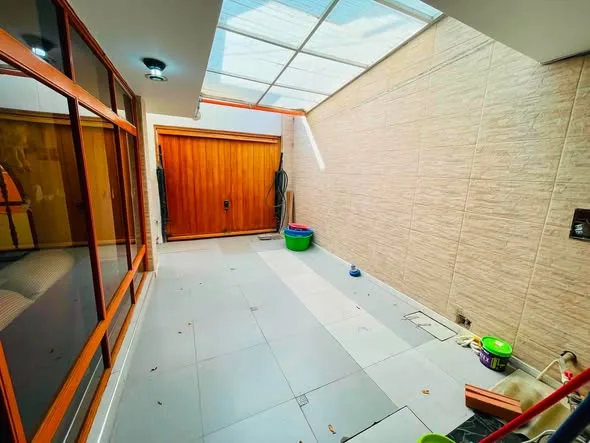 Casa de 3 pisos en venta en la Urb. Santa Cristina, Nuevo Chimbote: fachada, sala, comedor, patio interior y cochera techada
