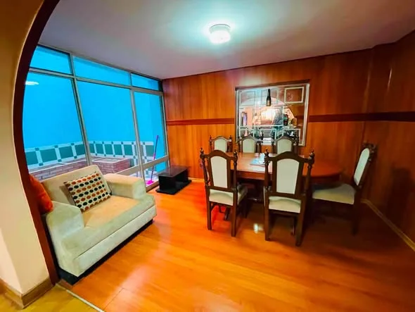 Casa de 3 pisos en venta en la Urb. Santa Cristina, Nuevo Chimbote: fachada, sala, comedor, patio interior y cochera techada
