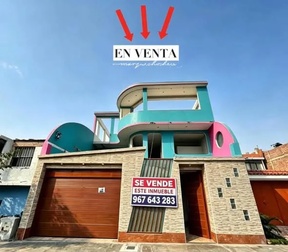Edificio de 3 pisos en venta en Nuevo Chimbote listo para hotel u hospedaje: fachada, cochera con porton elevado, habitaciones con bano propio y terraza amplia