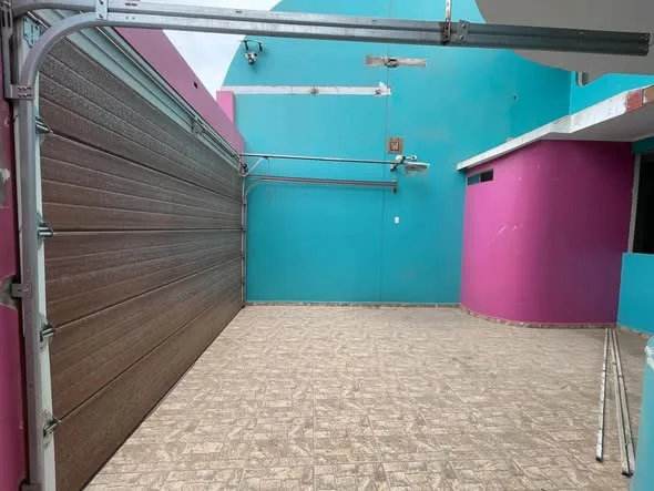 Edificio de 3 pisos en venta en Nuevo Chimbote listo para hotel u hospedaje: fachada, cochera con porton elevado, habitaciones con bano propio y terraza amplia