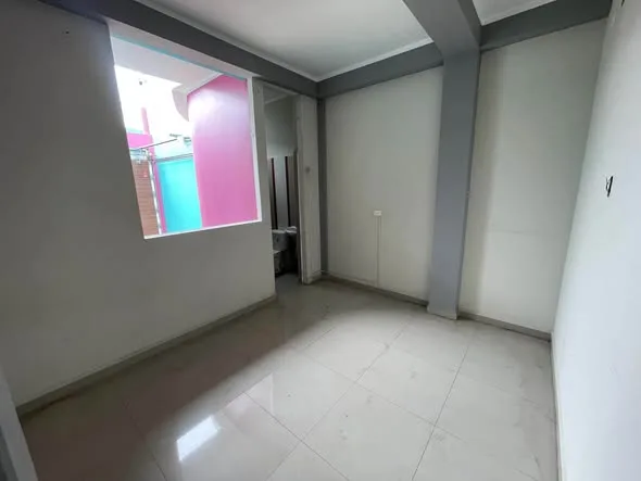 Edificio de 3 pisos en venta en Nuevo Chimbote listo para hotel u hospedaje: fachada, cochera con porton elevado, habitaciones con bano propio y terraza amplia