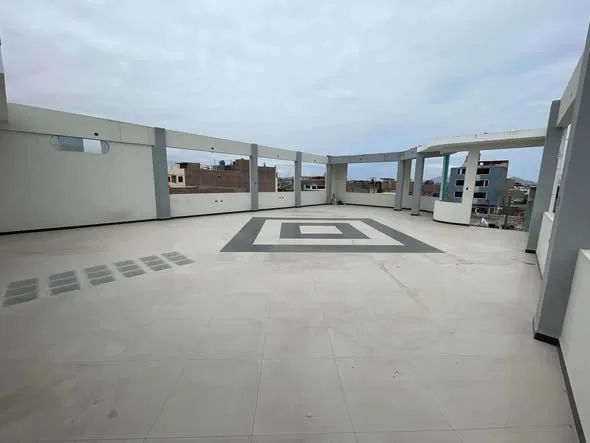 Edificio de 3 pisos en venta en Nuevo Chimbote listo para hotel u hospedaje: fachada, cochera con porton elevado, habitaciones con bano propio y terraza amplia