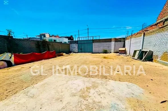 Terreno de 728 m² en Los Álamos, Nuevo Chimbote, con casa, patio y amplia zona abierta