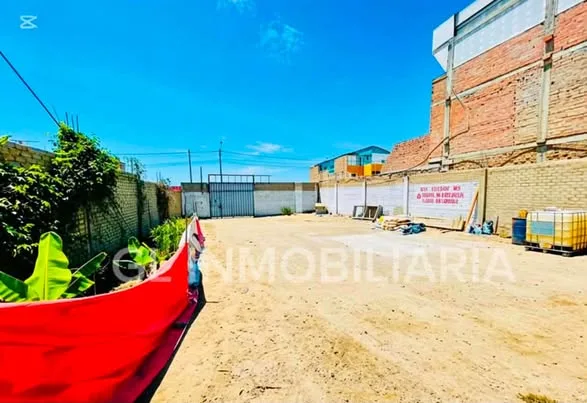 Terreno de 728 m² en Los Álamos, Nuevo Chimbote, con casa, patio y amplia zona abierta