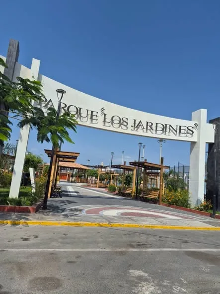 Casa de 2 pisos en venta en la Urb. Los Jardines, San Luis, Nuevo Chimbote: fachada, sala y comedor interiores y el parque y complejo deportivo frente a la casa