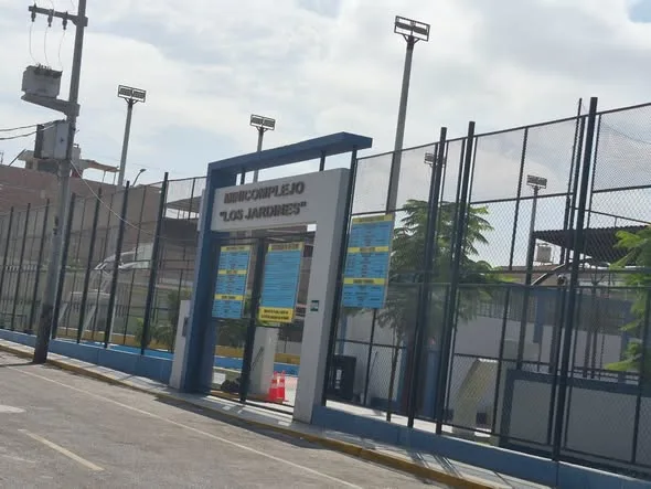 Casa de 2 pisos en venta en la Urb. Los Jardines, San Luis, Nuevo Chimbote: fachada, sala y comedor interiores y el parque y complejo deportivo frente a la casa