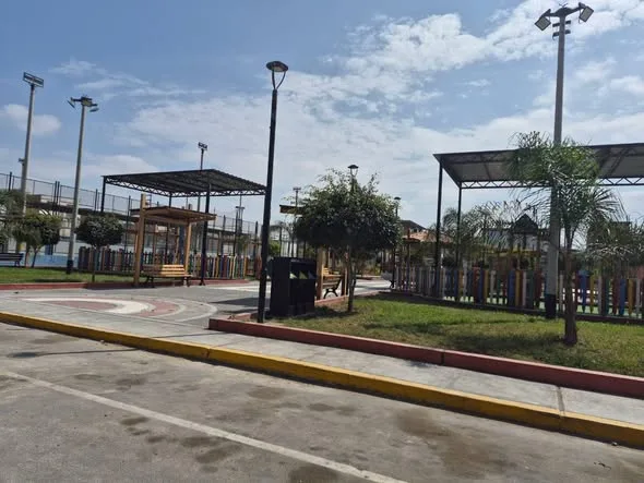 Casa de 2 pisos en venta en la Urb. Los Jardines, San Luis, Nuevo Chimbote: fachada, sala y comedor interiores y el parque y complejo deportivo frente a la casa