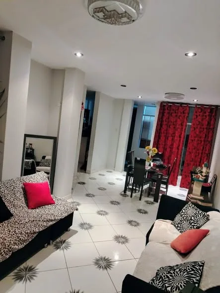 Casa de 2 pisos en venta en la Urb. Los Jardines, San Luis, Nuevo Chimbote: fachada, sala y comedor interiores y el parque y complejo deportivo frente a la casa