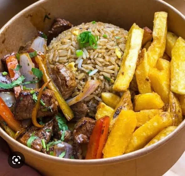 Pollo a la brasa dorado con papas fritas y ensalada, cuarto de pollo con papas y cremas, lomo saltado con arroz y jarra de chicha morada de la polleria Kumara en Coishco