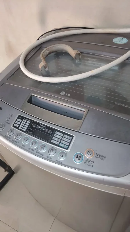 Lavadora LG de 13 kilos color gris con panel digital TurboDrum, usada en buen estado en Nuevo Chimbote