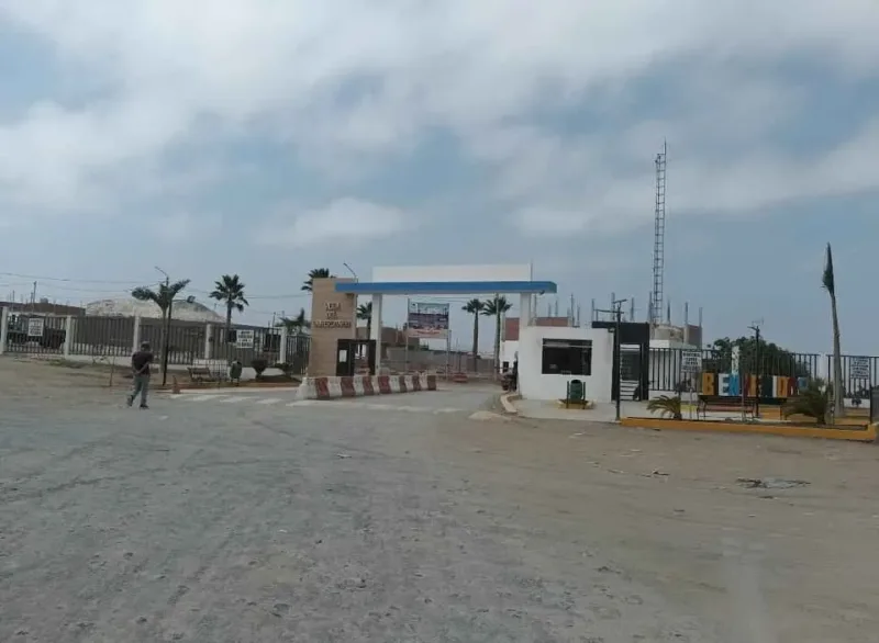 Lotes comerciales de 6x18 m en la 2da Etapa de Villa del Universitario, Nuevo Chimbote: terreno plano con plano adjunto, pórtico, vigilancia y comisaría cercana