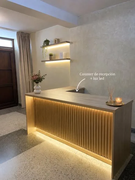 Counters de recepción y repisas flotantes en melamina Jerez con iluminación LED de MelArte en Nuevo Chimbote