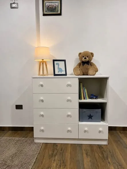Muebles de melamina a medida en Chimbote: comoda blanca con cajones, mesa de reuniones, mueble de TV con repisas iluminadas y montaje de oficinas