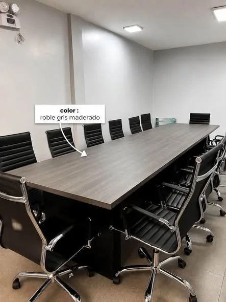 Muebles de melamina a medida en Chimbote: comoda blanca con cajones, mesa de reuniones, mueble de TV con repisas iluminadas y montaje de oficinas