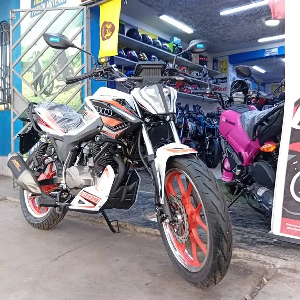 Tienda Motomax Chimbote con la moto Ronco Magneto 200, accesorios y cuatrimotos en exhibición
