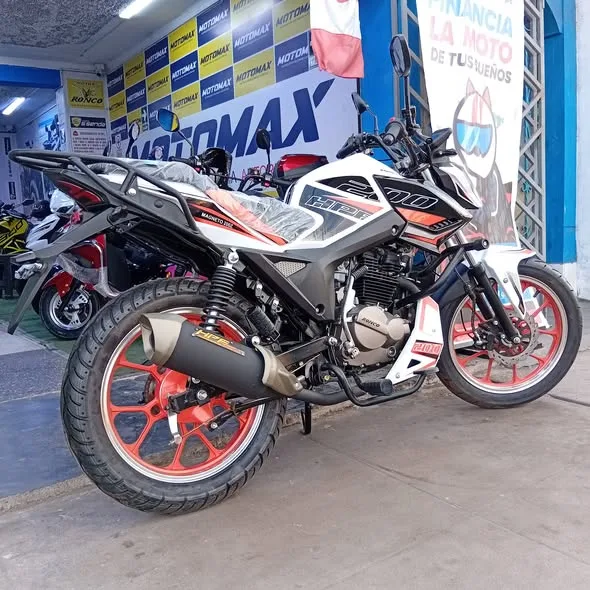 Tienda Motomax Chimbote con la moto Ronco Magneto 200, accesorios y cuatrimotos en exhibición