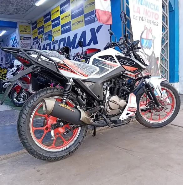 Motos y trimotos en la tienda Motomax de Chimbote, distribuidora multimarca autorizada