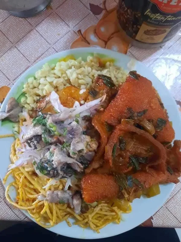 Platos de comida criolla en Coishco: combinado con arroz y tallarines, pellejón reventado y sancochado con orejita y tronpita de chancho