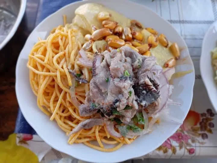 Platos de comida criolla en Coishco: combinado con arroz y tallarines, pellejón reventado y sancochado con orejita y tronpita de chancho
