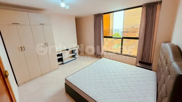 Alquiler de habitación amoblada y departamento en Los Ángeles, Nuevo Chimbote, y terrenos en venta en Urb. Las Praderas III Etapa y Laderas del Norte: dormitorios, sala comedor, cocina, baño, azotea y lotes con medidas