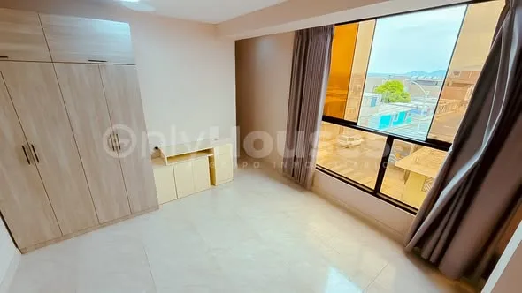 Alquiler de habitación amoblada y departamento en Los Ángeles, Nuevo Chimbote, y terrenos en venta en Urb. Las Praderas III Etapa y Laderas del Norte: dormitorios, sala comedor, cocina, baño, azotea y lotes con medidas