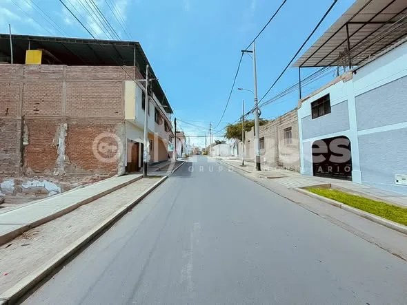 Alquiler de habitación amoblada y departamento en Los Ángeles, Nuevo Chimbote, y terrenos en venta en Urb. Las Praderas III Etapa y Laderas del Norte: dormitorios, sala comedor, cocina, baño, azotea y lotes con medidas