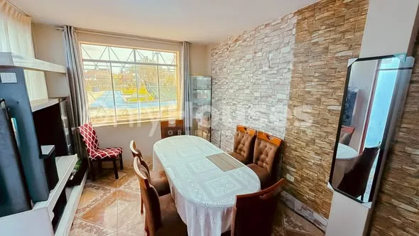 Casa en venta en la Urb. Nicolás Garatea, Nuevo Chimbote: fachada, sala comedor, comedor, cocina equipada y ambiente interior; inmobiliaria en Chimbote