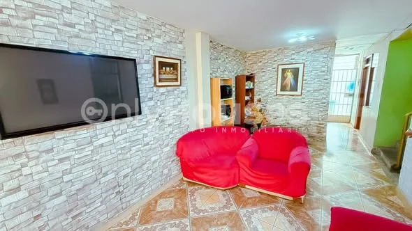 Casa en venta en la Urb. Nicolás Garatea, Nuevo Chimbote: fachada, sala comedor, comedor, cocina equipada y ambiente interior; inmobiliaria en Chimbote