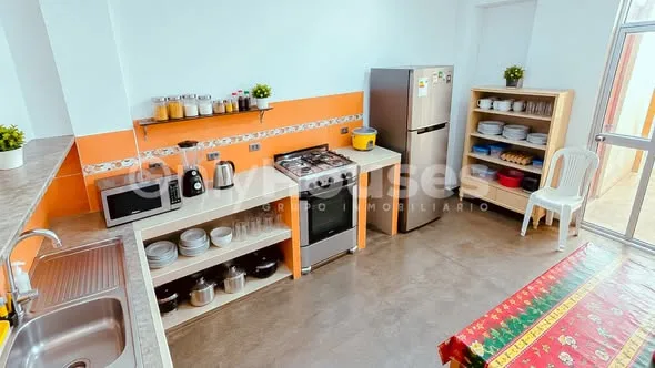 Casa en venta en la Urb. Nicolás Garatea, Nuevo Chimbote: fachada, sala comedor, comedor, cocina equipada y ambiente interior; inmobiliaria en Chimbote