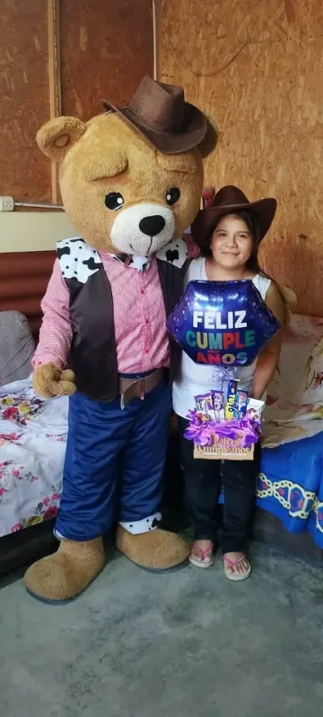 Visita de osito sorpresa con letrero personalizado, globos y confeti para cumpleaños, aniversarios y 15 años en Chimbote