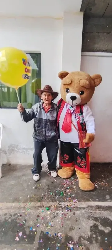 Visita de osito sorpresa con letrero personalizado, globos y confeti para cumpleaños, aniversarios y 15 años en Chimbote