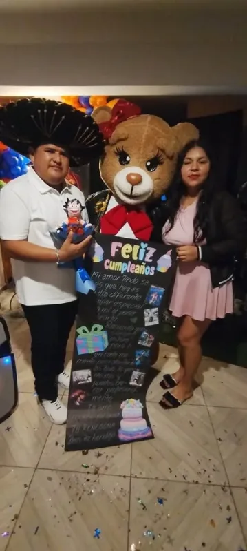 Visita de osito sorpresa con letrero personalizado, globos y confeti para cumpleaños, aniversarios y 15 años en Chimbote