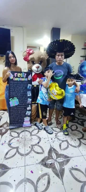 Visita de osito sorpresa con letrero personalizado, globos y confeti para cumpleaños, aniversarios y 15 años en Chimbote