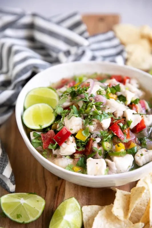 Ceviche mixto de pescado y mariscos frescos del día