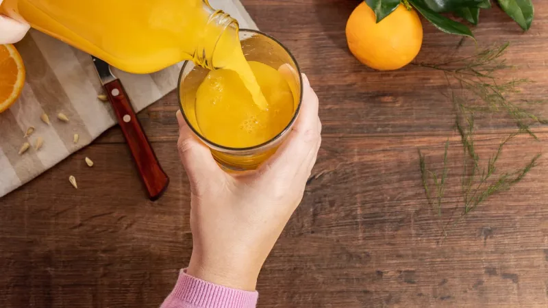 Jugo de fruta natural de temporada en jarra de 1 litro