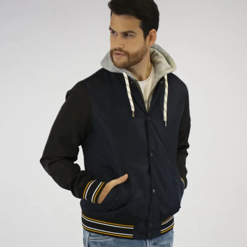 Casaca de jean oversized con desgarros estratégicos y bolsillos