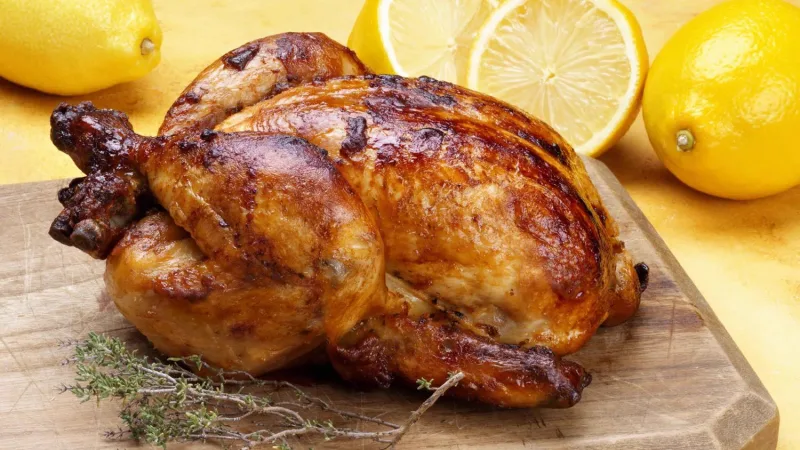 Pollo a la brasa entero con papas y ensalada