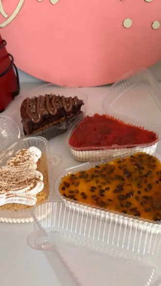 Cheesecakes, torta de chocolate y torta Tres Leches por porciones en envase individual
