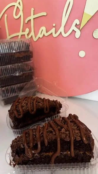 Cheesecakes, torta de chocolate y torta Tres Leches por porciones en envase individual