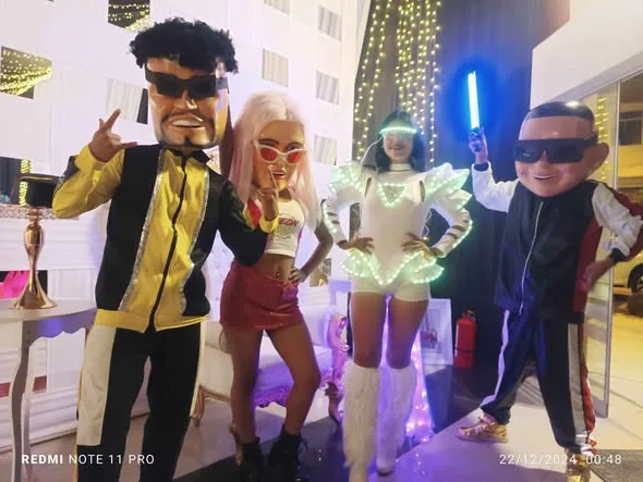 Shows de muñecones, zancudos, arlequines, bailarines y robot LED en eventos y desfiles