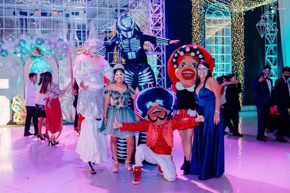 Shows de muñecones, zancudos, arlequines, bailarines y robot LED en eventos y desfiles