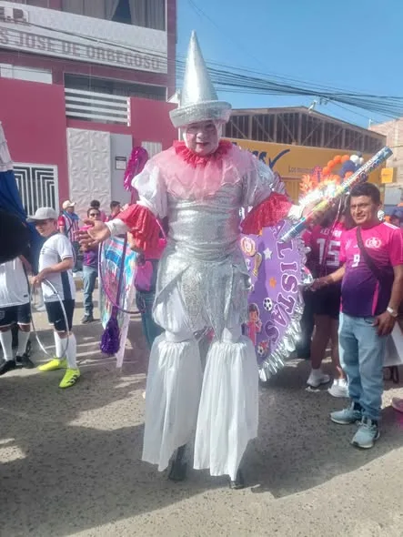 Shows de muñecones, zancudos, arlequines, bailarines y robot LED en eventos y desfiles