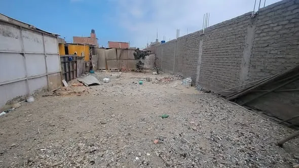 Terreno con cerco en venta en Las Delicias, Nuevo Chimbote, y su frente con cartel de se vende