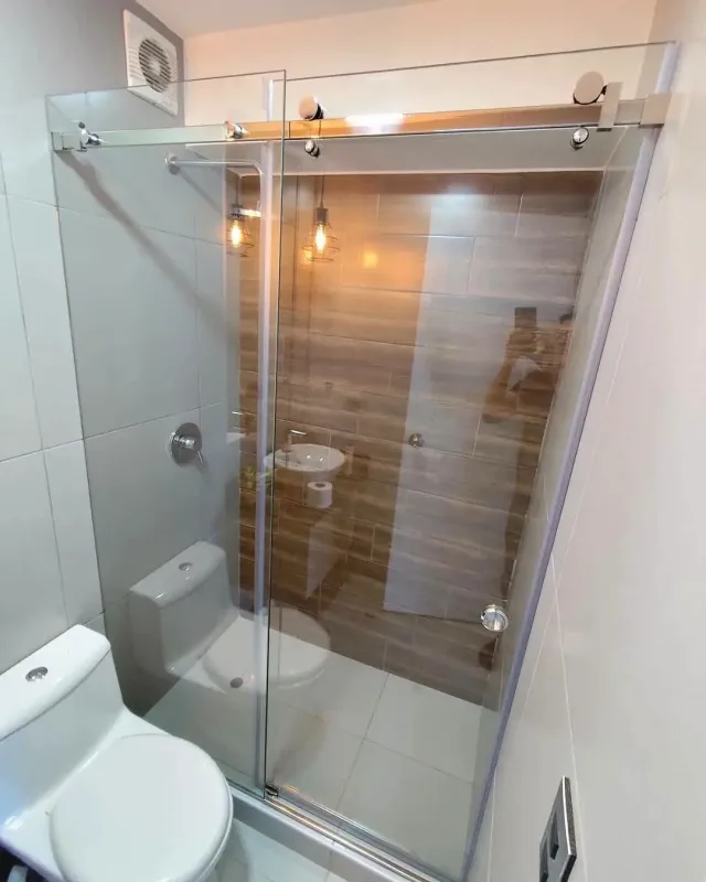 Mamparas de vidrio templado, ventanas y acabados en aluminio