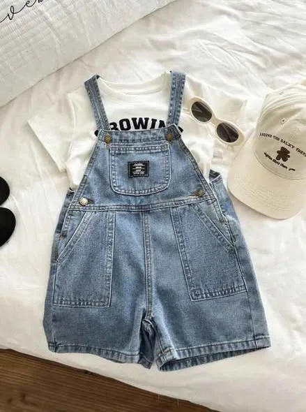 Enteritos, jardinera y conjuntos de jean para niños con polo blanco y gorra