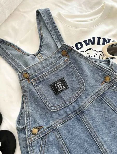 Enteritos, jardinera y conjuntos de jean para niños con polo blanco y gorra